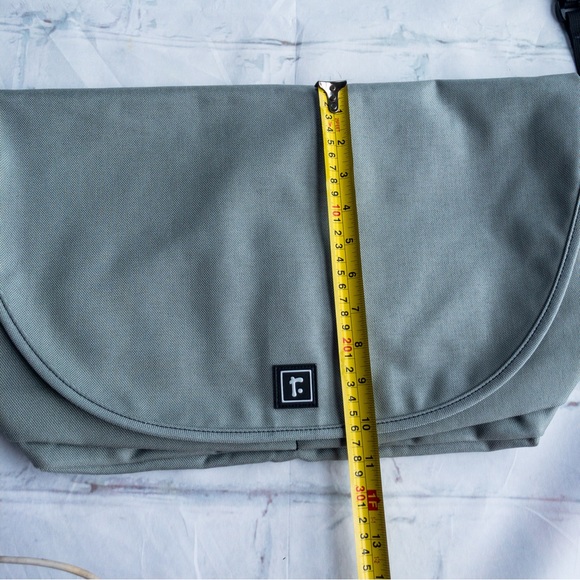 Rickshaw Large Zero Messenger Bag - Grey with Blue Inside - Picture 14 of 16